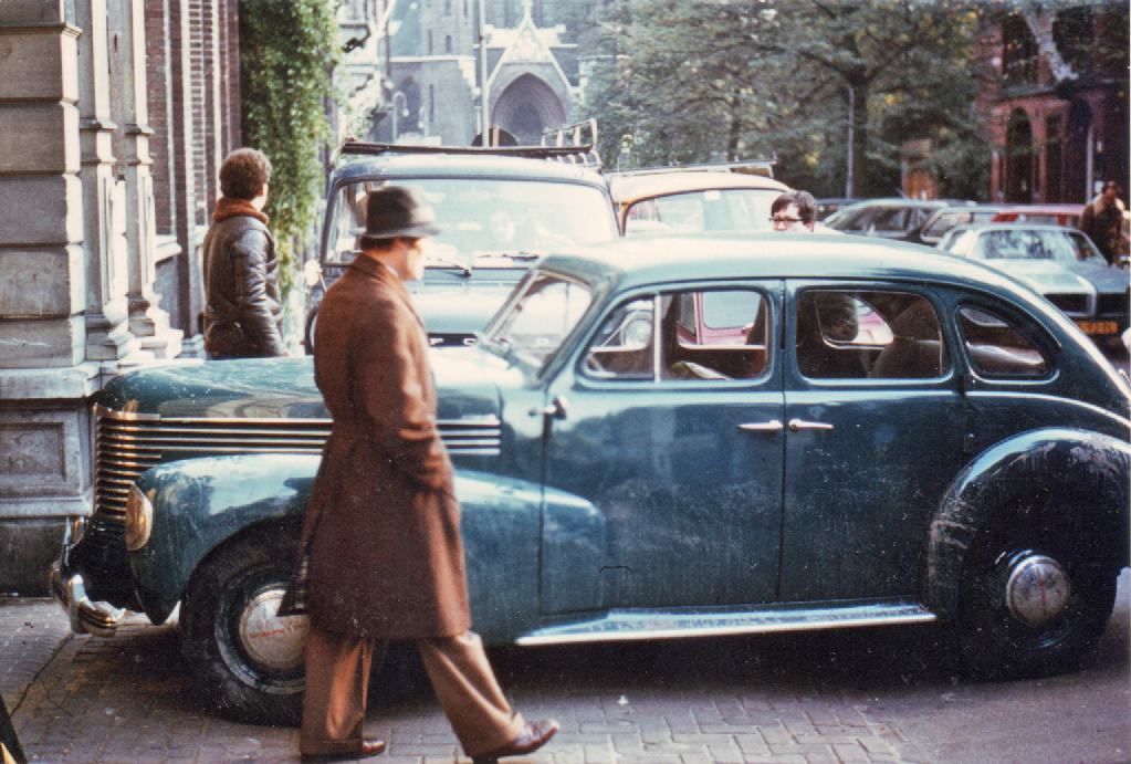 Cor van Rijn begeeft zich voor de ingang van de Hollandsche Manege naar de Opel.